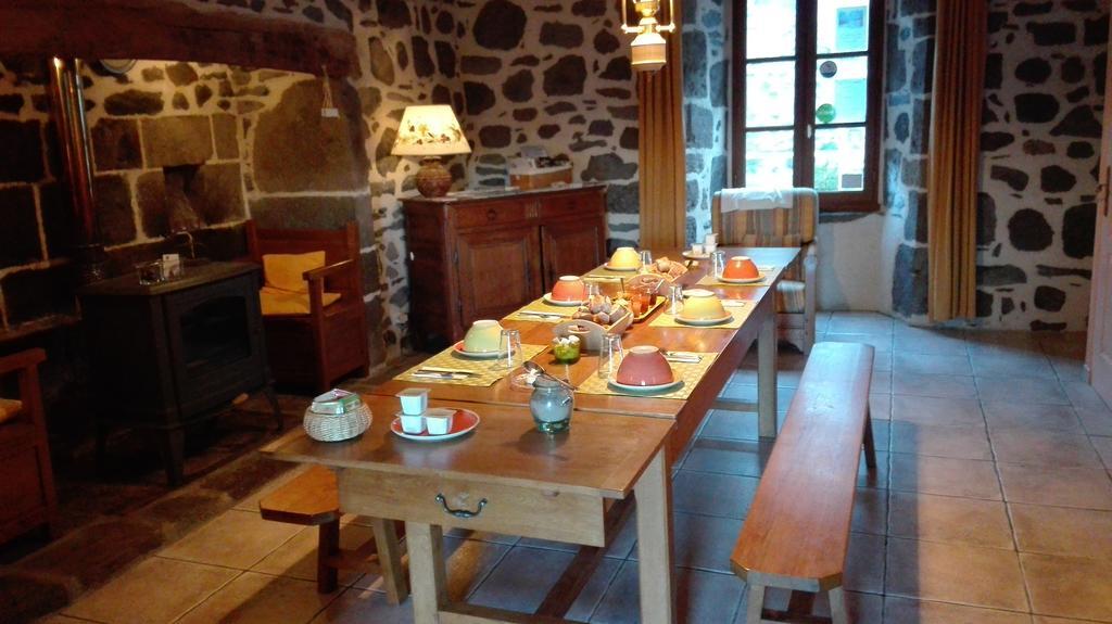 Chambre D'Hotes La Maison De Barrouze Bed & Breakfast Salers Bagian luar foto